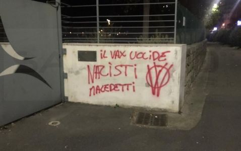 "Il vaccino uccide, nazisti maledetti": imbrattato l'hub di Camporosso