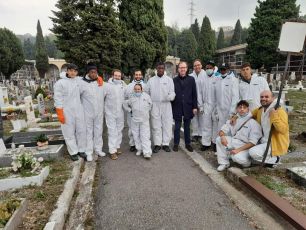 Genova, i ragazzi del Don Bosco ripuliscono i cimiteri della Castagna e degli Angeli