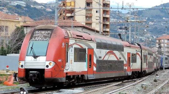 Mentone, migrante folgorato mentre scende dal tetto di un treno partito da Ventimiglia 