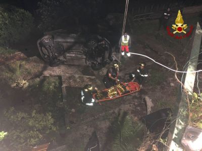 Zoagli, sbanda con l'auto e piomba in un giardino dopo un volo di sei metri