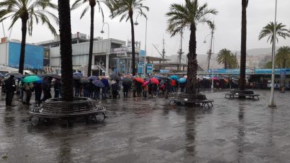 Genova, la pioggia non aiuta i turisti: lunghissime code fuori dall'Acquario