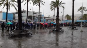 Genova, la pioggia non aiuta i turisti: lunghissime code fuori dall'Acquario