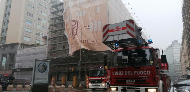 Genova, si strappa il telo che copre i ponteggi: pompieri al lavoro in largo XII Ottobre