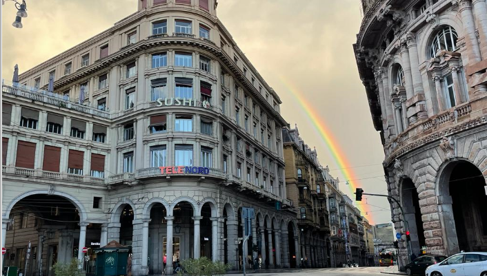 Genova, dopo la pioggia spunta uno spettacolare arcobaleno. Le vostre foto