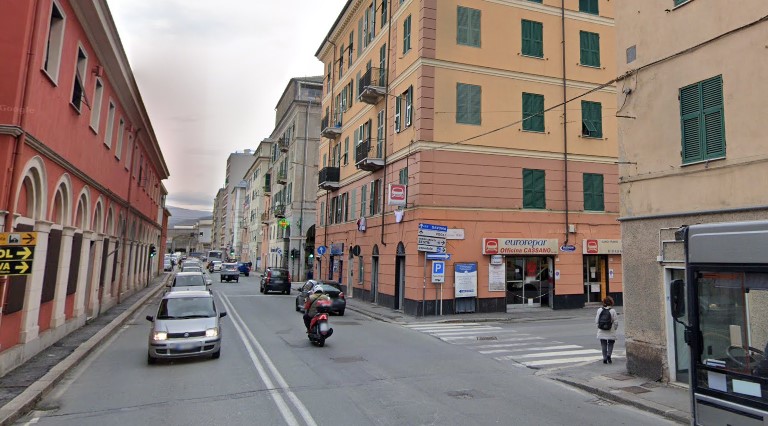 Genova, investito da un'auto mentre attraversa la strada a Sestri Ponente