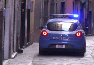 Genova, maxi rissa a colpi di tavoli e sedie nel centro storico in pieno giorno: un ferito
