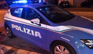 Genova, ubriaco causa incidente, minaccia i poliziotti e urina per strada: denunciato