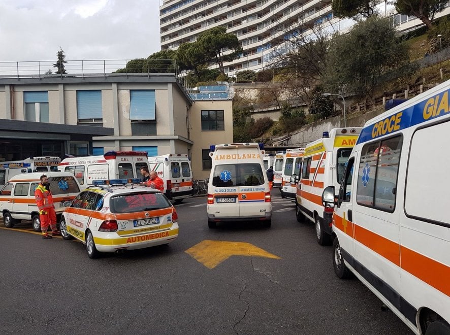 Genova, sospesi tre medici no vax all'ospedale San Martino
