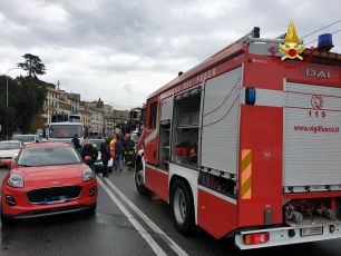 Genova, cade dallo scooter e si incastra sotto un camion: estratto dai vigili del fuoco