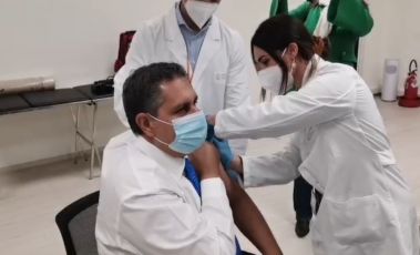 Genova, Toti si vaccina contro l'influenza: "Una scelta di buonsenso"
