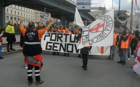 Protesta contro il green pass e i rincari, il corteo blocca il traffico a Genova