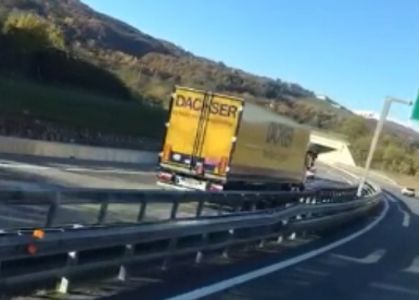 Paura sull'A6 Torino-Savona, tir per 5 km in contromano: il video