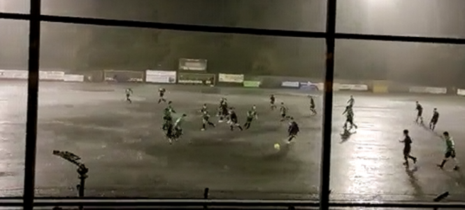 Genova, giocano a calcio sotto un eccezionale diluvio. Il video diventa virale