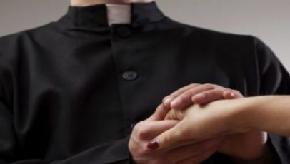 "Ho perso la casa nel crollo del Morandi": la storia inventata per truffare 24 preti