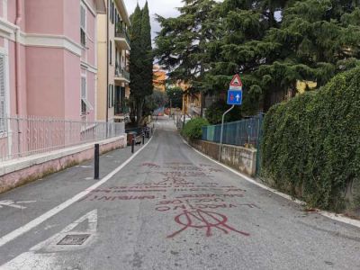 "Il vaccino uccide, salvate i bambini", altre scritte no vax a Bordighera