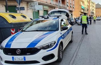 La Spezia: riceve la notizia di positività al covid, si sente male in auto e finisce fuori strada
