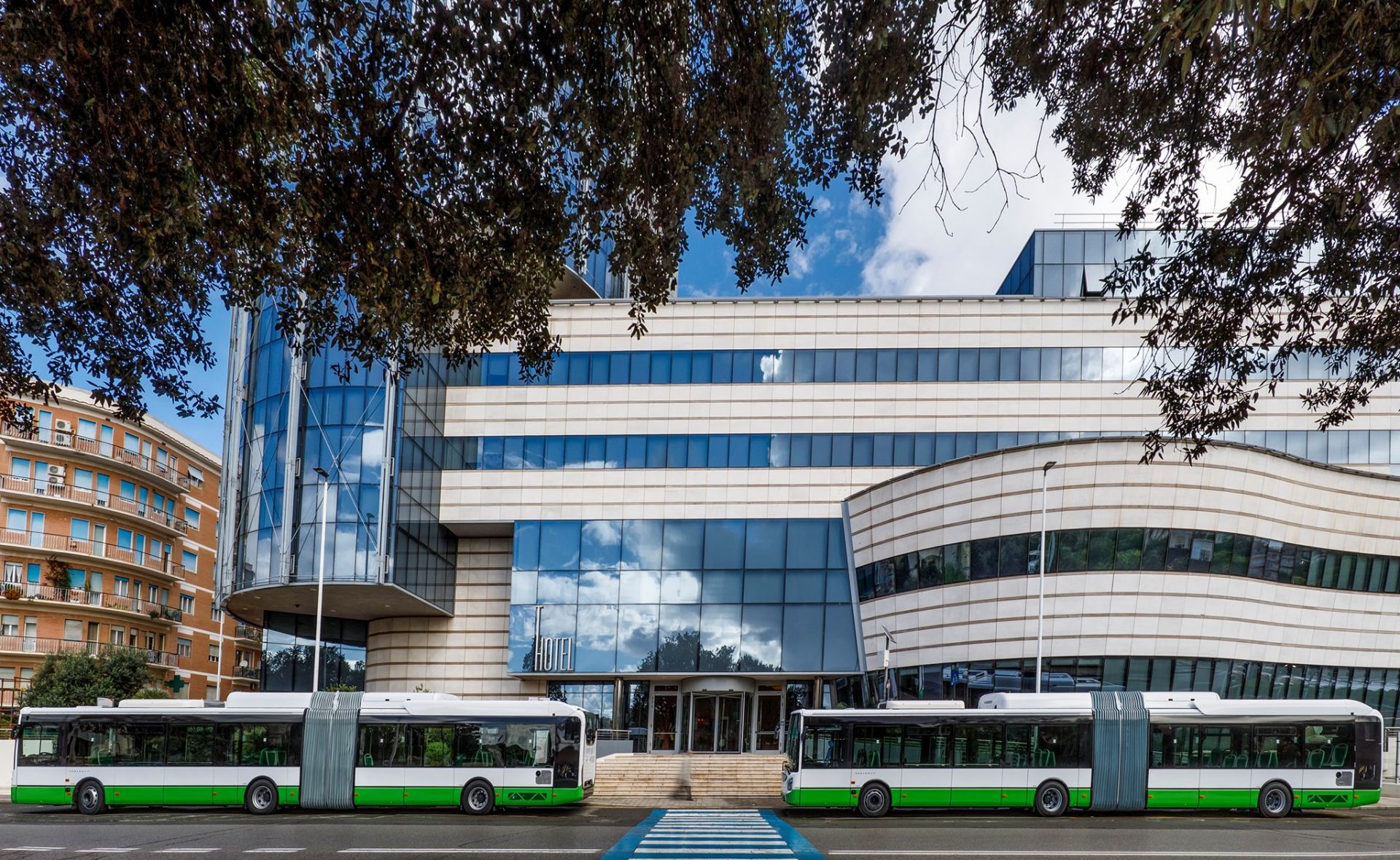 Cagliari, CTM presenta tre nuovi autobus da 18 metri 'full hybrid'