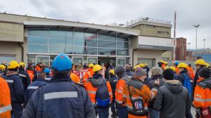Ex Ilva, lavoratori in assemblea davanti allo stabilimento di Cornigliano