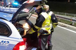 La Spezia, senza patente su un'auto rubata buca il rosso e fugge dalla polizia: denunciato
