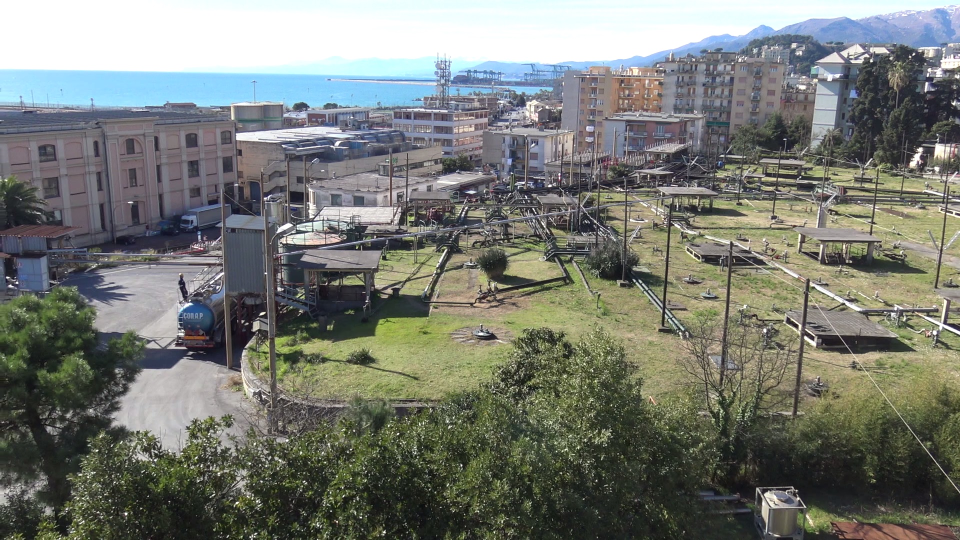 Genova, Bucci: “Entro febbraio l'annuncio per la delocalizzazione dei depositi costieri di Multedo”