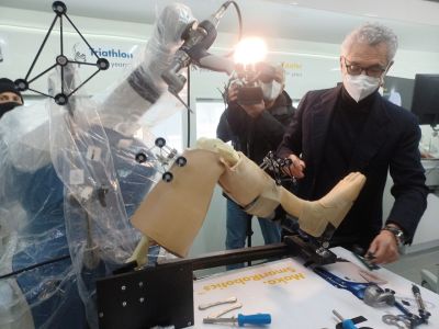 Al Galliera arriva Mako, il robot che aiuta il chirurgo negli impianti di protesi