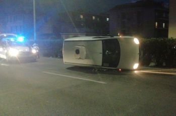 Genova, incidente in corso Europa: furgoncino ribaltato, conducente in codice giallo