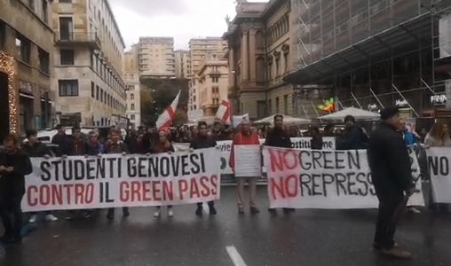 Genova, la pioggia non ferma i no green pass. Disagi alla circolazione