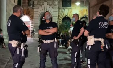 Genova, pugni e morsi agli agenti della polizia locale: arrestato un 46enne