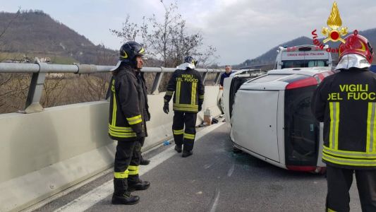 A12, auto si ribalta tra Recco e Rapallo. Traffico in tilt