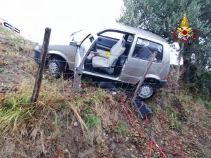 Savona, persona schiacciata sotto un'auto estratta dai vigili del fuoco