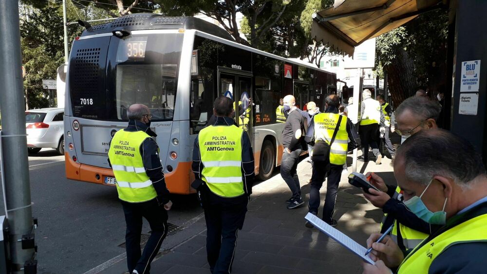 Genova, verifiche intensive sui bus: tasso di evasione al 19% durante la sera