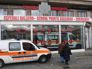 Genova, la Croce Bianca: "Al Galliera mancano letti, pazienti in attesa per ore"