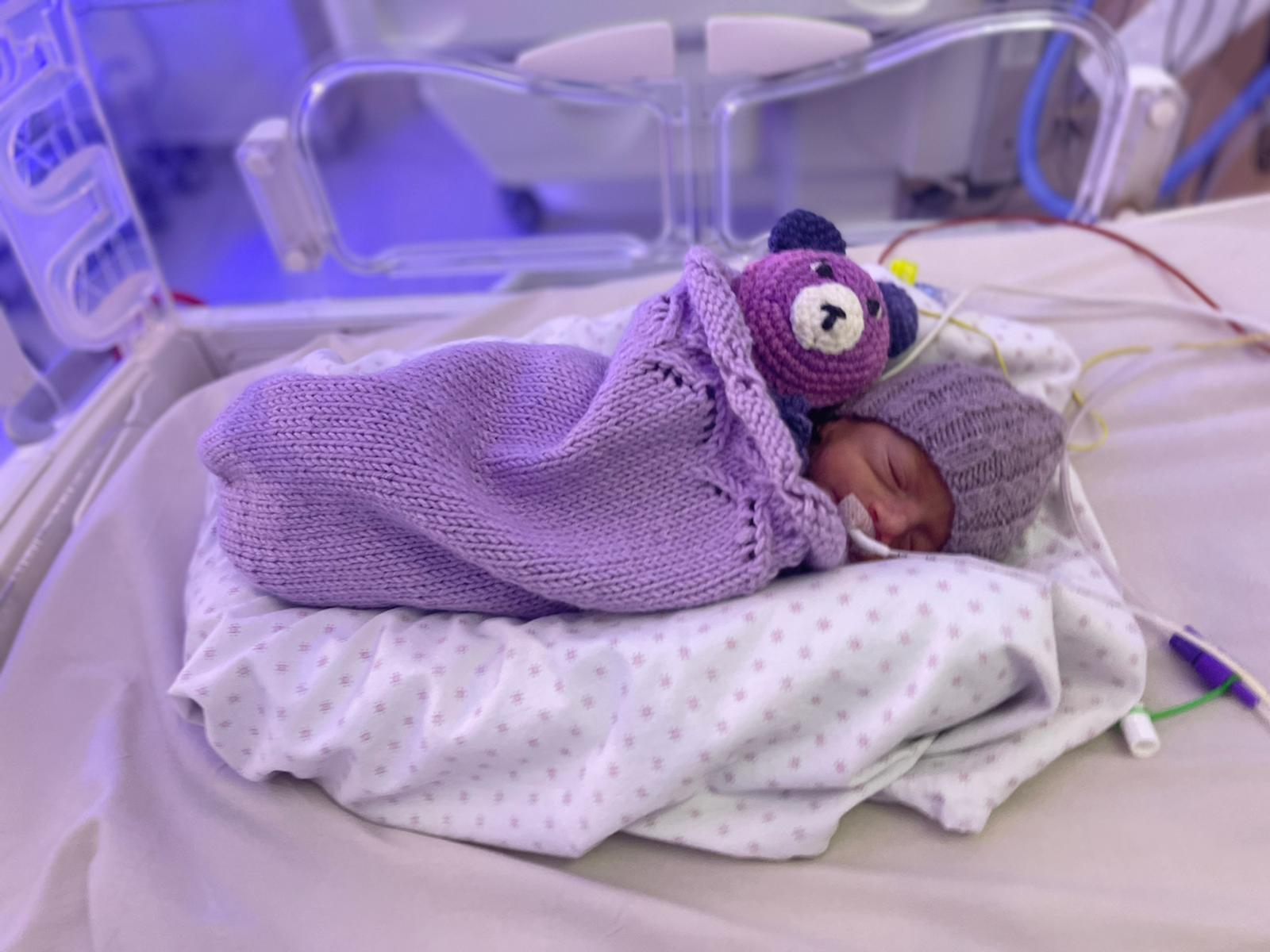 Spezia, corredini per i bimbi nati prematuri: il dono dell'associazione Mani di Mamma