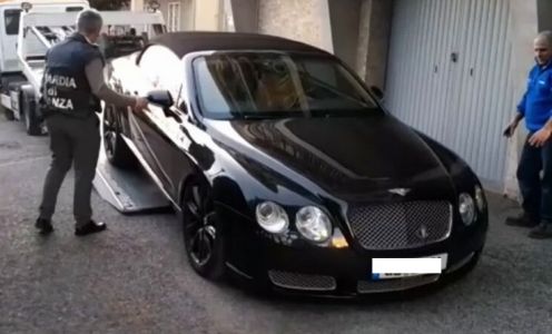 Imperia, sequestrate auto e moto di lusso: denunciato evasore fiscale