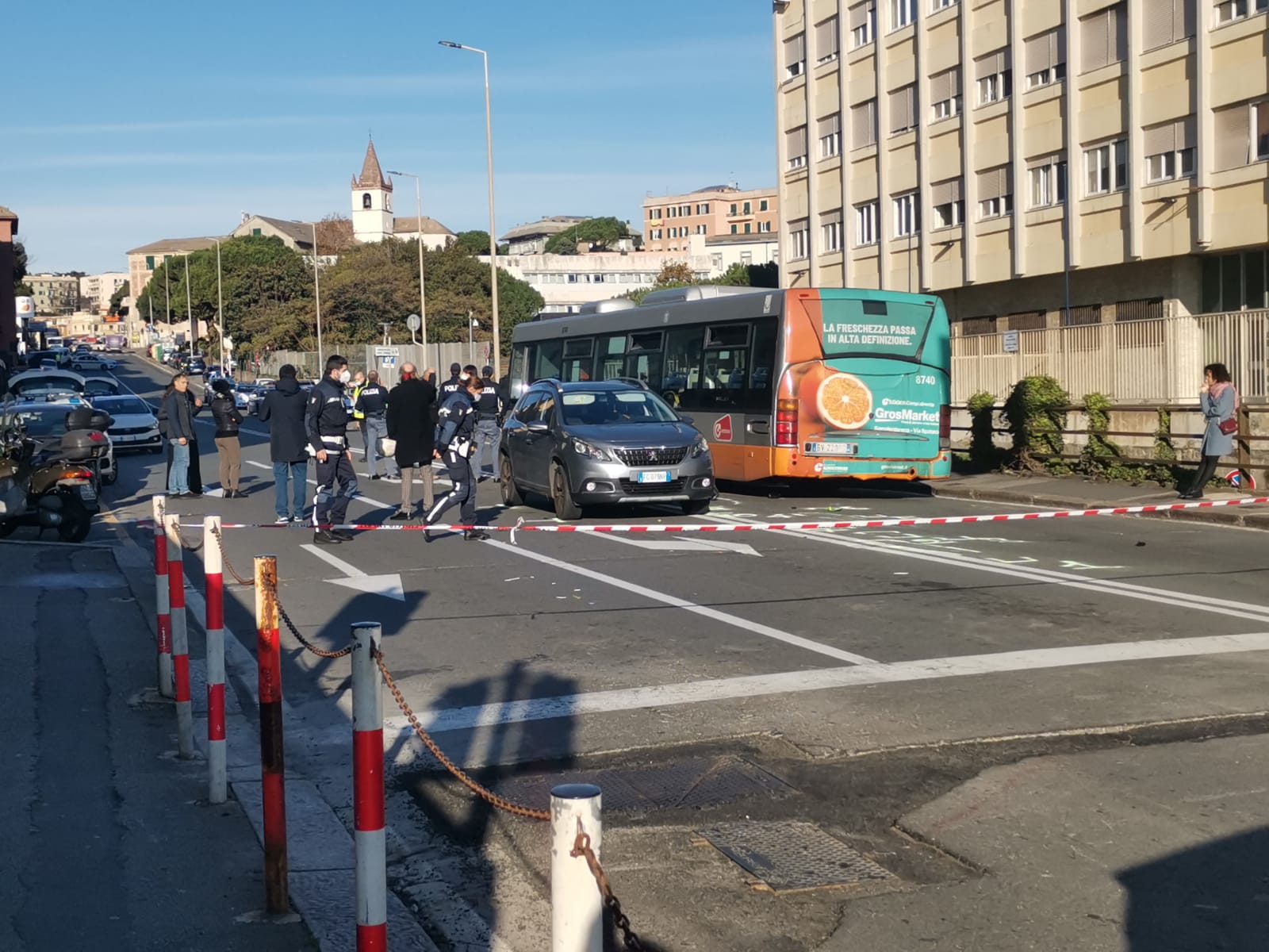 Incidente a Sturla: scooter finisce sotto un bus, muore una donna di 36 anni