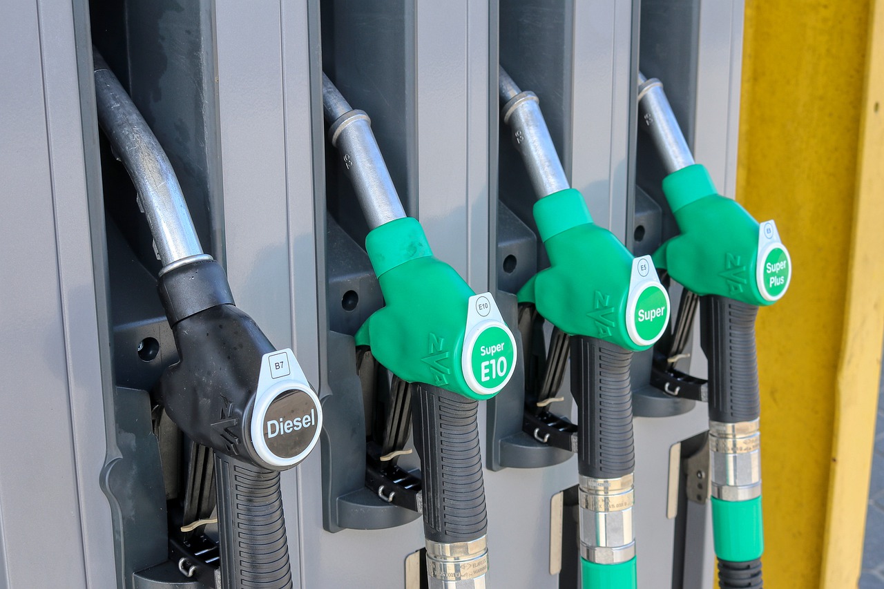 Benzina, finalmente prezzo in lieve calo: media di 1,750 euro al litro
