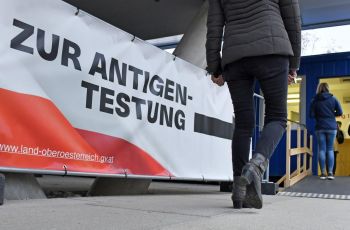 Covid, Austria in lockdown da lunedì. Dal primo febbraio obbligo vaccinale