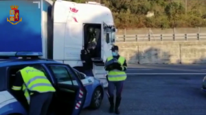 Arenzano, la polizia ferma un camionista e sente uno strano odore: trovati 75 kg di hashish