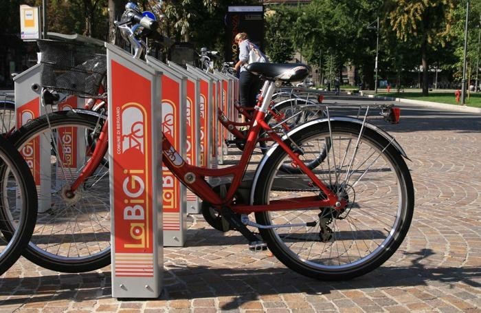 Bergamo, attivate centinaia di nuovi posti per le biciclette in città