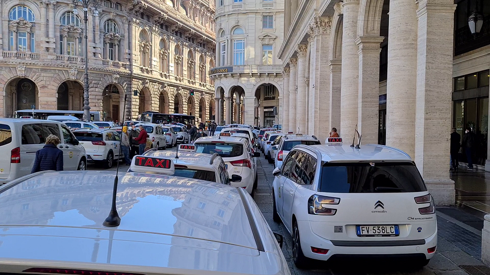 Genova, il Comune adegua il prezzo dei taxi: nuove tariffe sperimentali