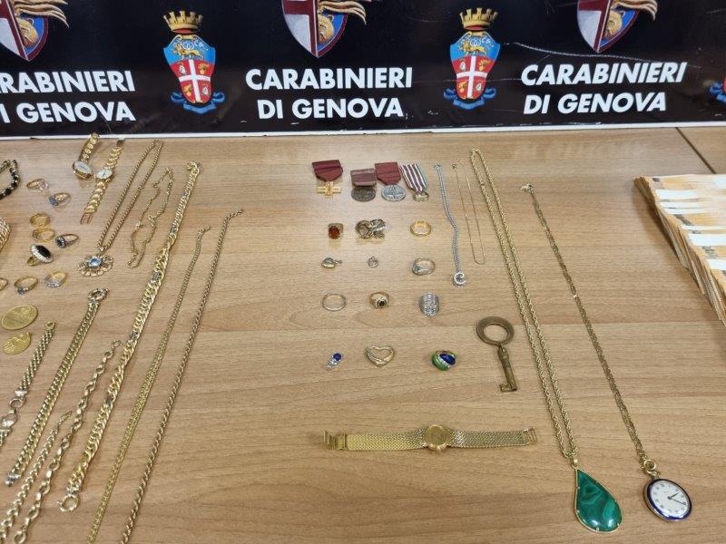 Truffe agli anziani a Genova, arrestata donna con 1,5 kg d’oro e 14 mila euro