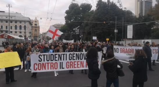 Genova, no green pass in protesta: "Sveglia siamo in dittatura!"