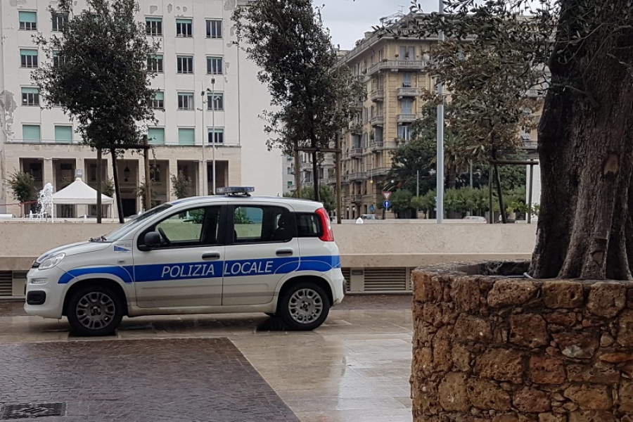La Spezia, ubriaco tampona un'auto e se ne va: denunciato dalla polizia