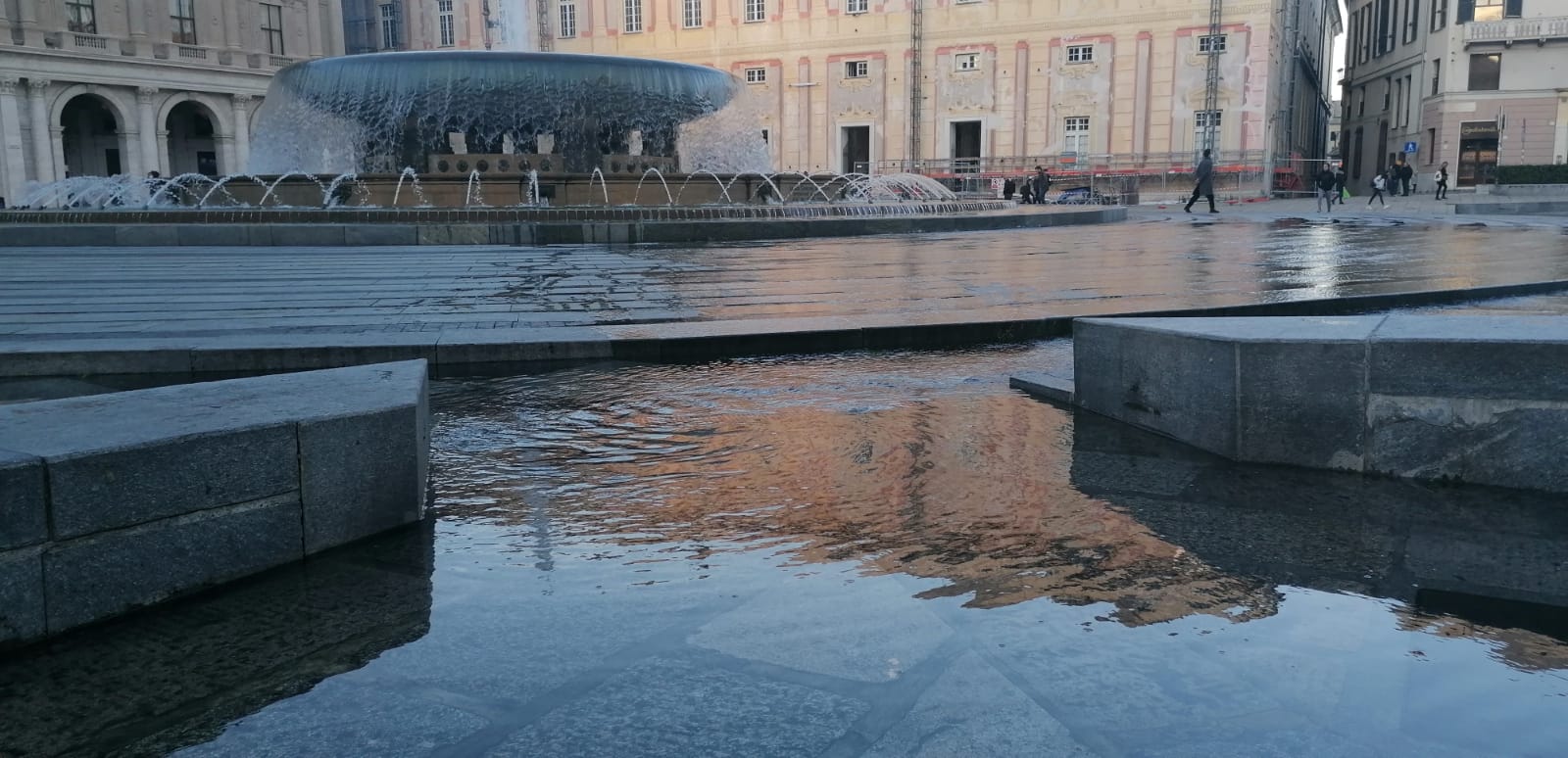Genova, "acqua alta" in piazza De Ferrari: la fontana trabocca 