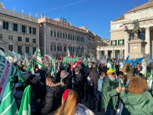 Genova, centro bloccato per il corteo dei sindacati