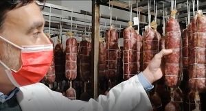 Genova, alla scoperta del salame di Sant'Olcese: da oltre un secolo prodotto simbolo di un territorio