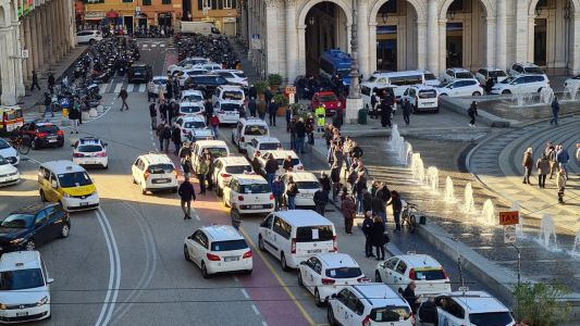 Genova, sciopero taxi: caos in centro, i tassisti arrivati in piazza De Ferrari