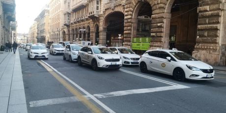Genova, dopo il corteo i tassisti bloccano via XX Settembre