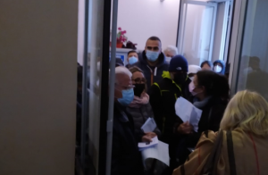 Chiavari, punto vaccinale nel caos: arrivano carabinieri e polizia