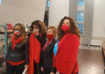 Genova, all'università il flash mob "100 donne vestite di rosso contro la violenza"